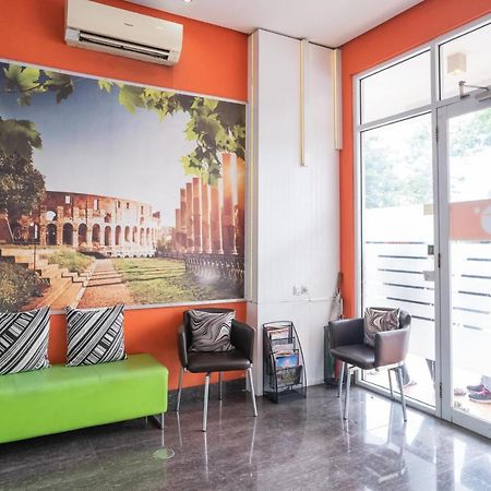 Reddoorz At Tirta Mansion Paramount Gading Cicayur Exterior photo